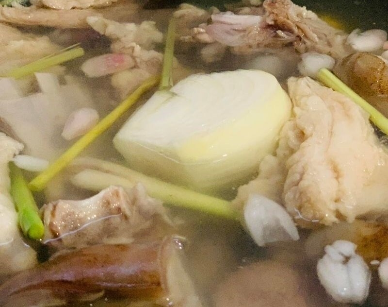 Đổ nước vào cho ngập nguyên liệu