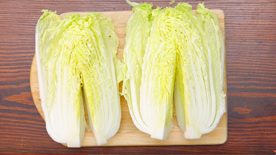 Cắt cải thảo muối kim chi