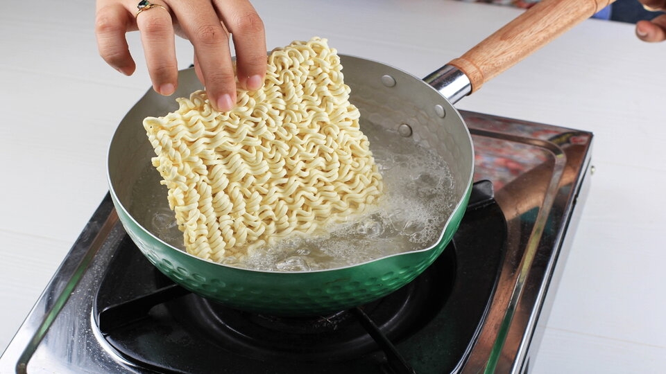 Trụng mì xào trứng