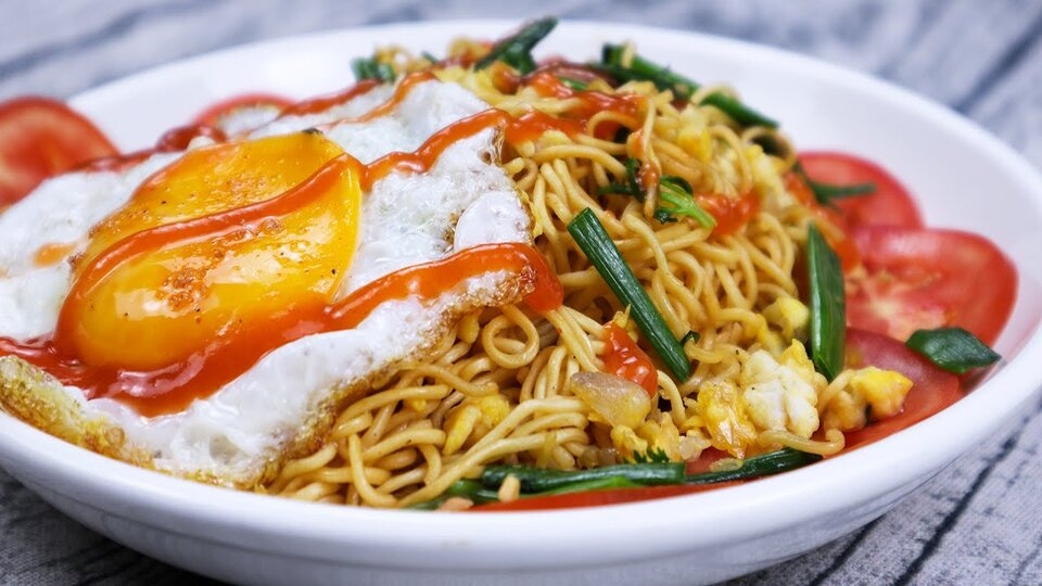 Xào mì và chiên trứng