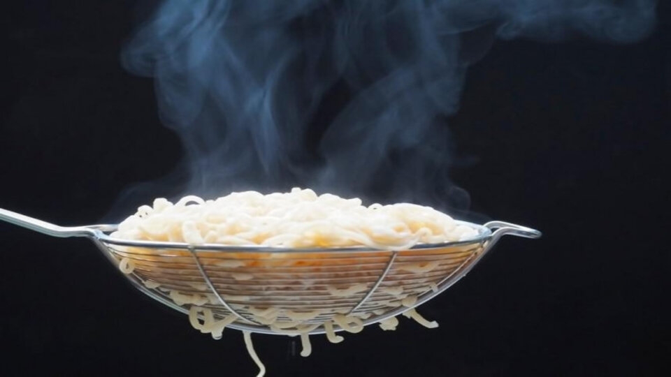 Trụng mì xào bò