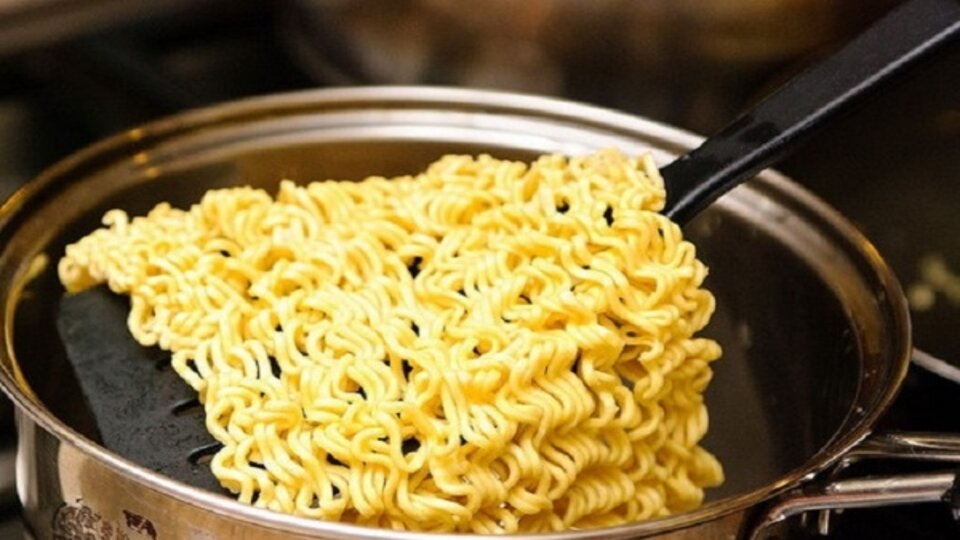Luộc mì xào giòn