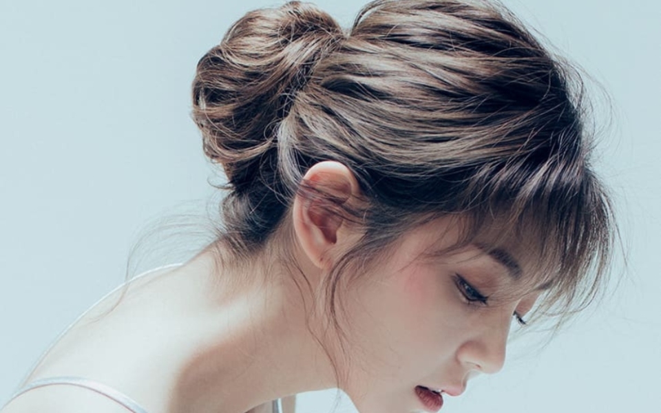 Cách búi tóc củ tỏi bằng tất đơn giản, dễ thực hiện