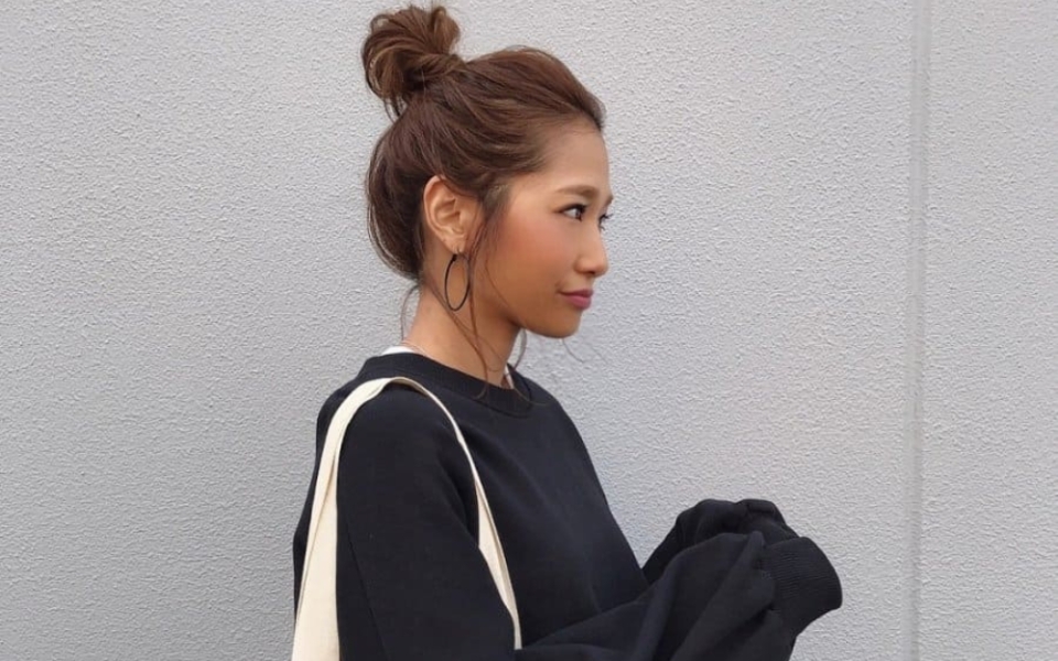 Cách búi tóc củ tỏi bằng dây thun và kẹp tăm