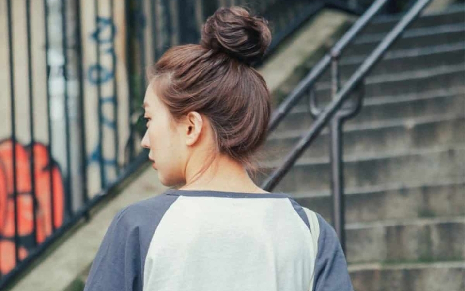 Cách búi tóc củ tỏi nửa đầu xinh xắn, đáng yêu