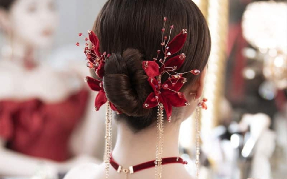 Cách búi tóc củ tỏi bằng trâm cài