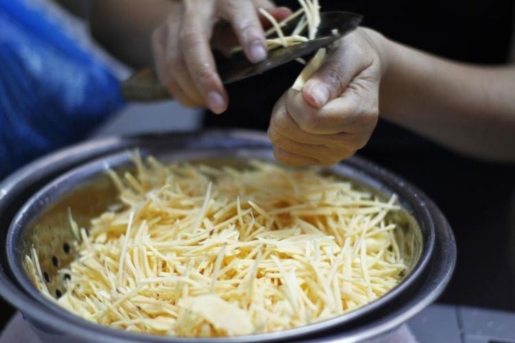 Thử ngay cách làm bánh khoai lang thơm ngon (Hình 2)