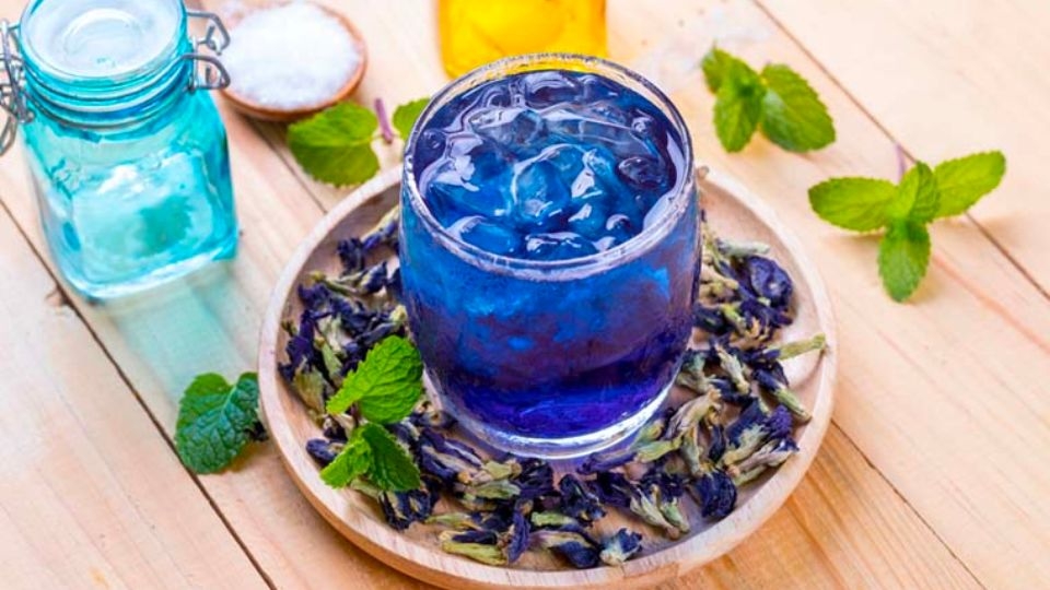 trà hoa đậu biếc pha với mật ong