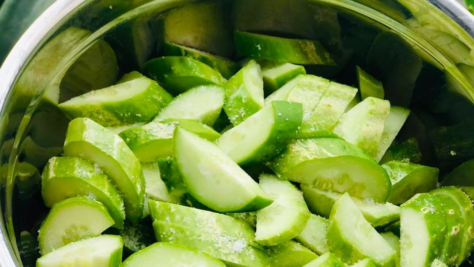 sơ chế nguyên liệu làm dưa chuột muối nước mắm