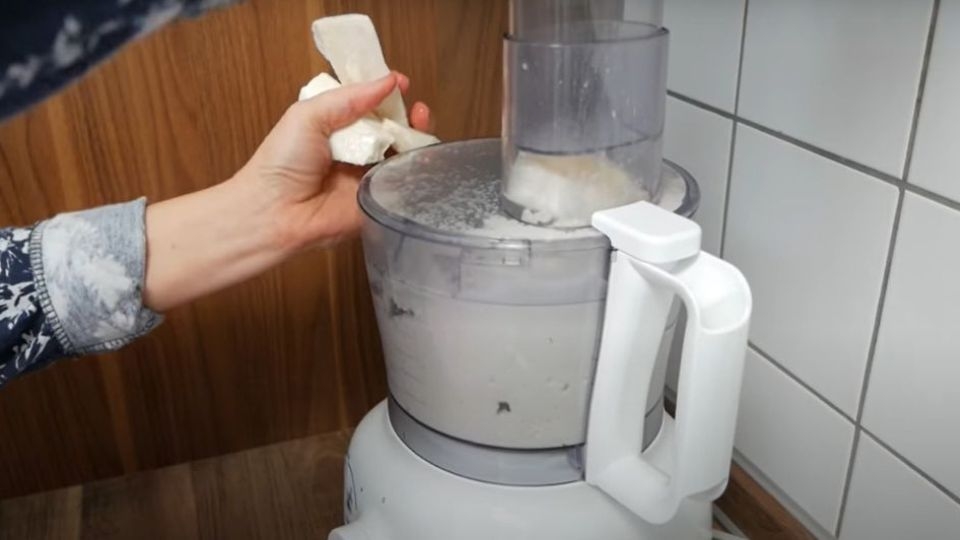Cho khoai mì vào cối xay sinh tố và xay nhuyễn