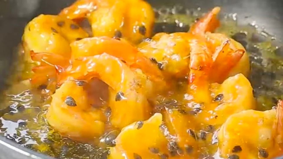 nấu tôm sốt chanh dây kèm bơ
