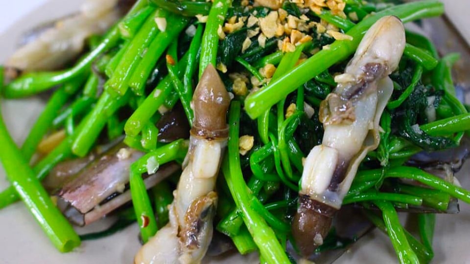 ốc móng tay xào rau muống