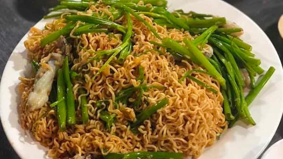 ốc móng tay xào rau muống và mì tôm