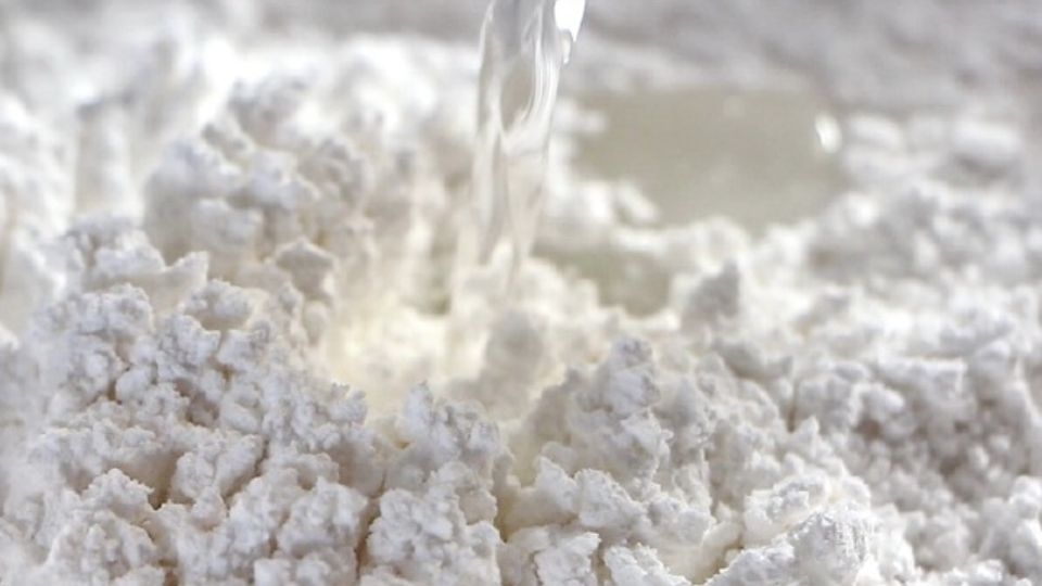 Trộn bột và nặn bánh