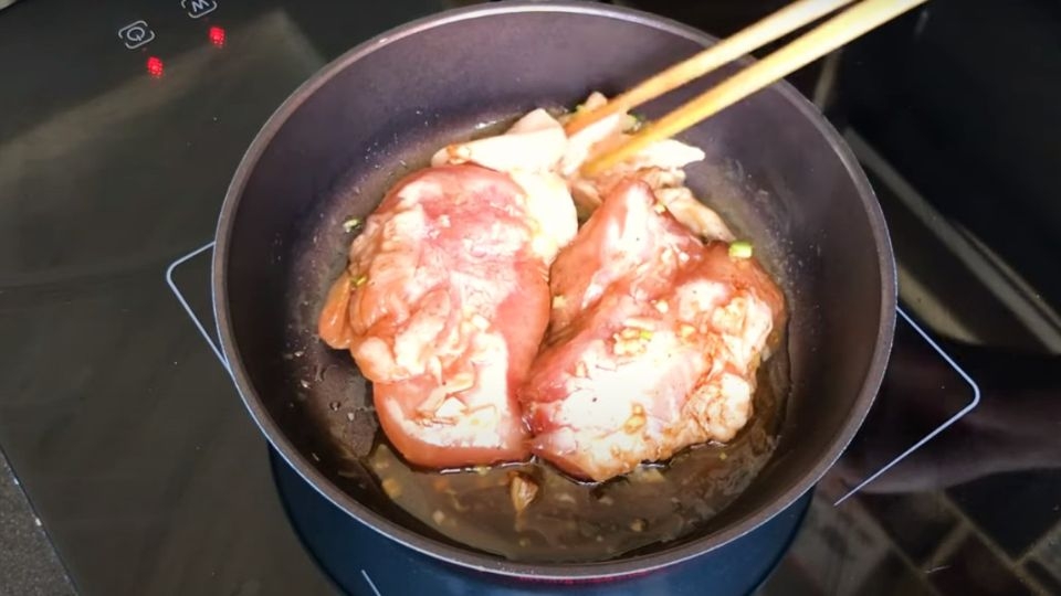 Chiên thịt cho đến khi chín đều 2 mặt