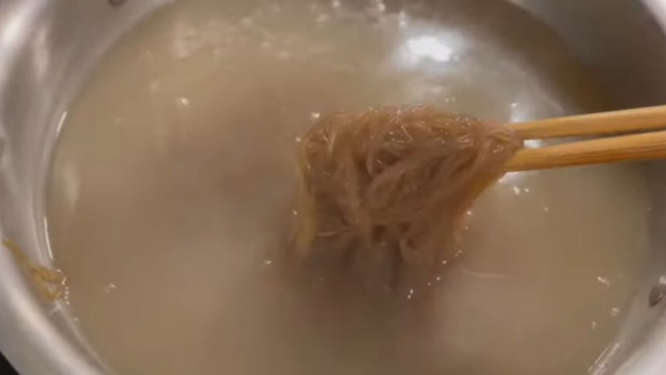 trụng mì Naengmyeon