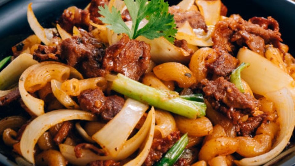 nui xào bò và sốt bò kho