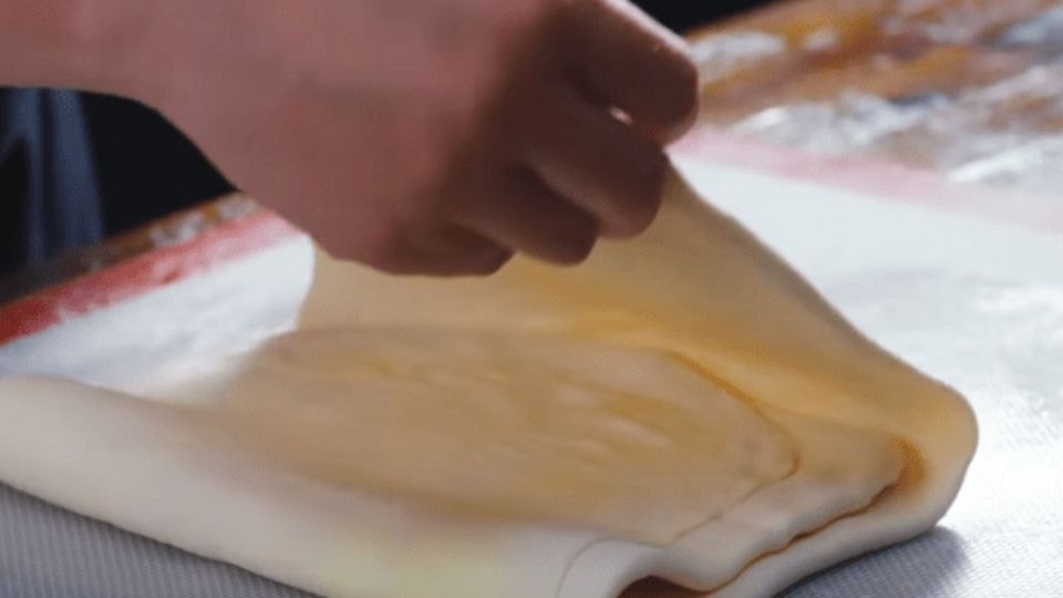 Cán bột, gấp và ủ lần 2