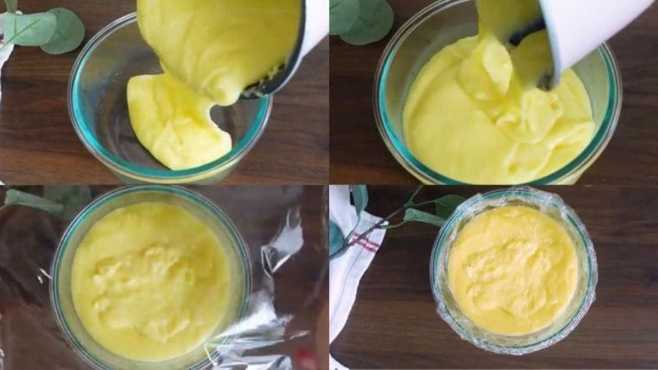 Rây và trộn bột ngô với hỗn hợp sữa chua