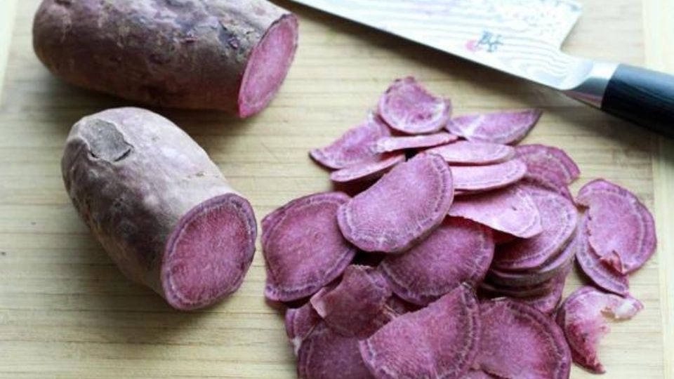 Cắt khoai lang tím thành lát mỏng