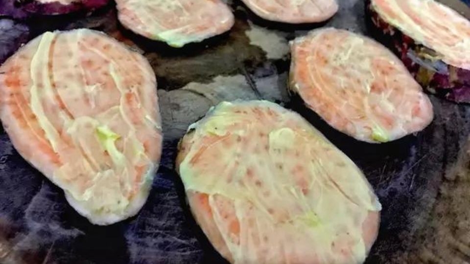 Phết bơ lên khoai lang