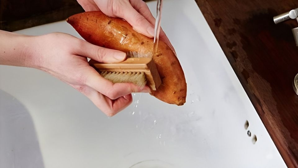 Sơ chế khoai lang mật