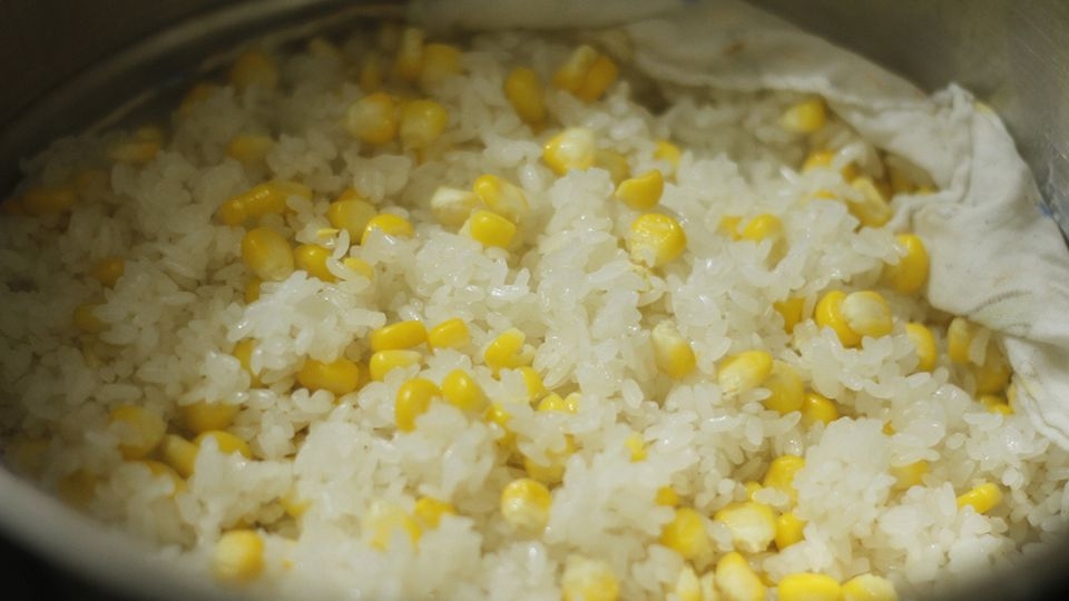 Nấu xôi bắp nước cốt dừa