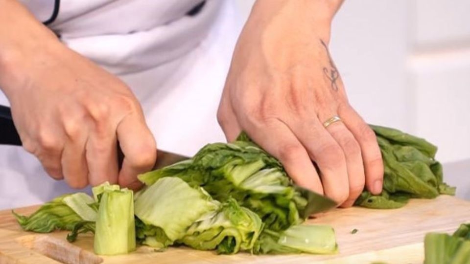 Cắt cải chua cho vừa ăn