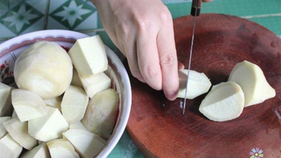 Cắt nhỏ khoai sọ