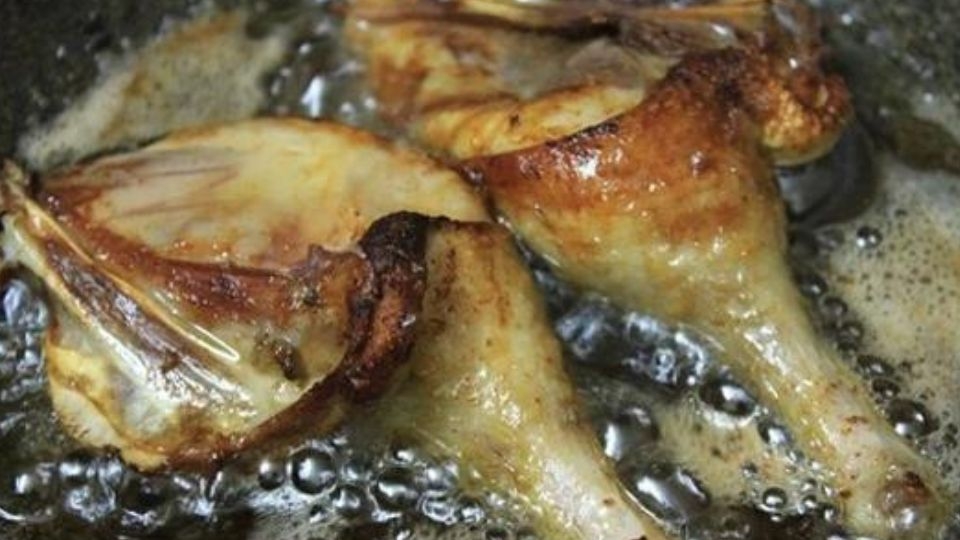 Khứa phần da vịt và thoa đều nước tương lên da rồi chiên với dầu cho đến khi da vàng rộm.