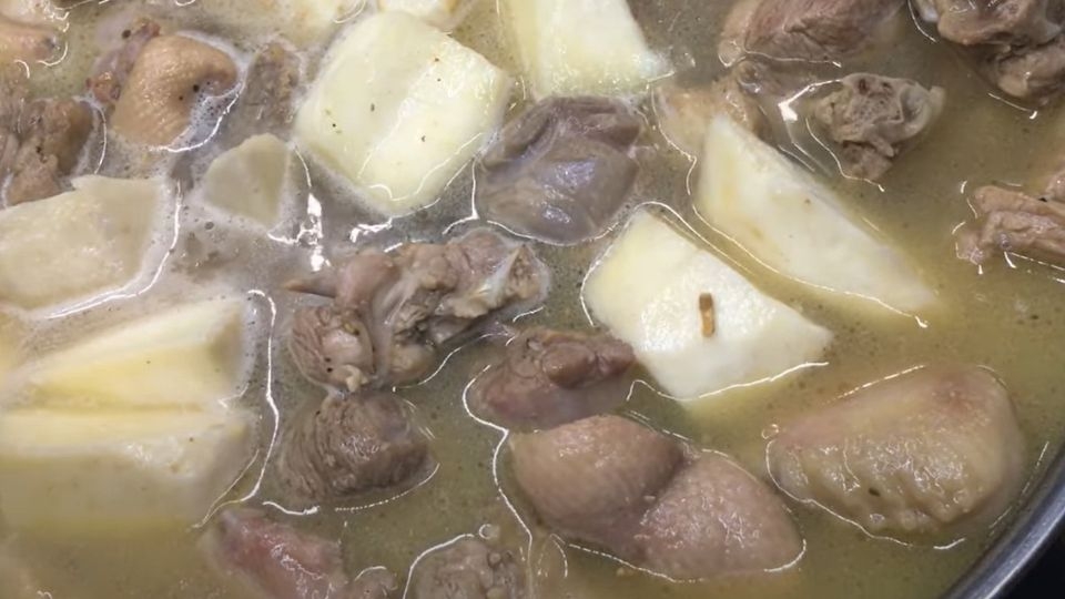 Đổ nước dừa xăm xắp mặt thịt, đậy nắp và om trong vòng 20 phút.