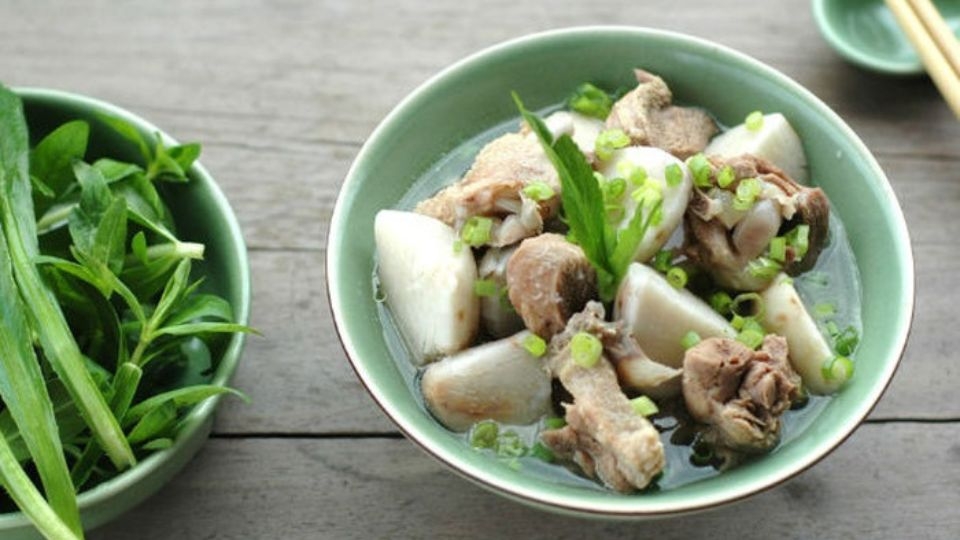 Thành phẩm vịt om dưa chua, khoai sọ