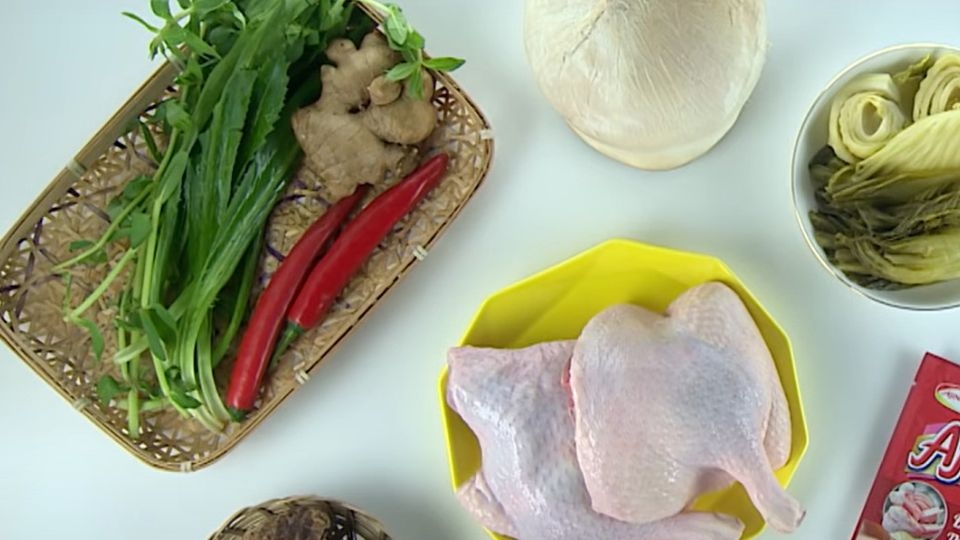 Nguyên liệu làm vịt om dưa cải chua, khoai sọ cho 2 người