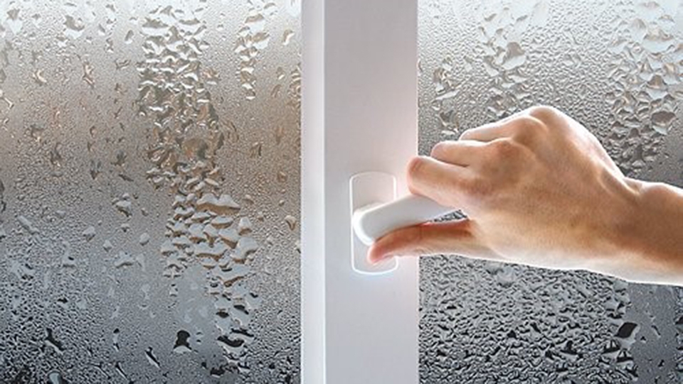 Thời tiết vào nồm có thể khiến tủ mát bị đổ mồ hôi