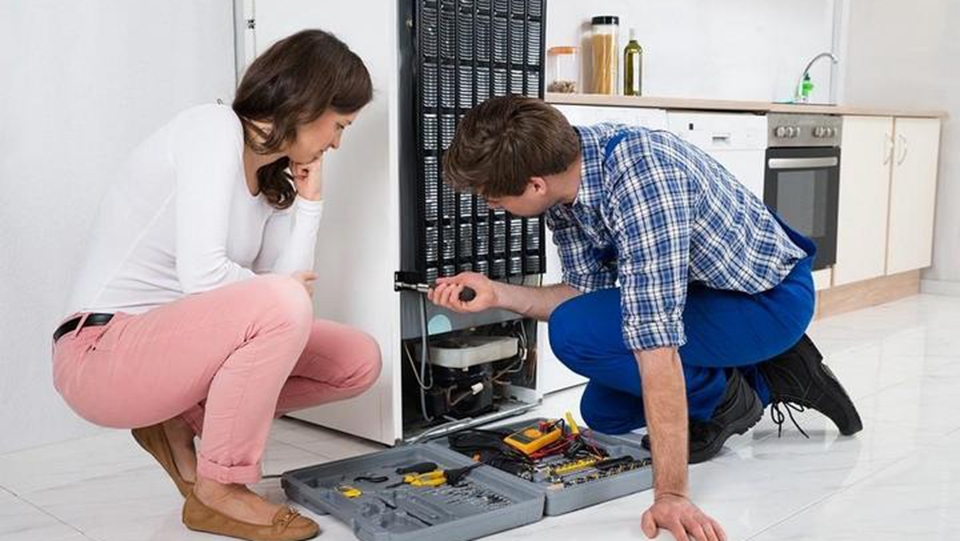 Trong trường hợp khay nước bị nứt bạn nên gọi sửa chữa