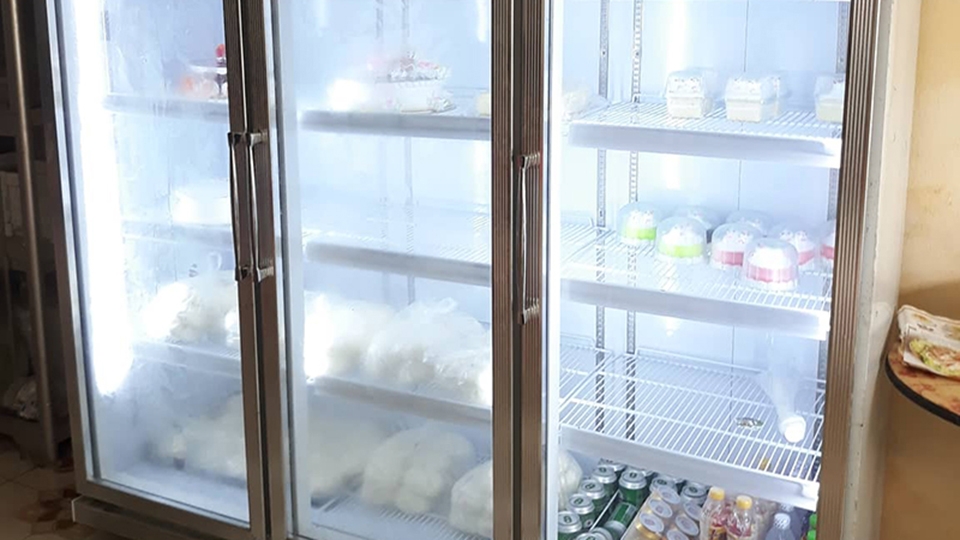 Tủ mát bị đổ mồ hôi do tủ kém chất lượng