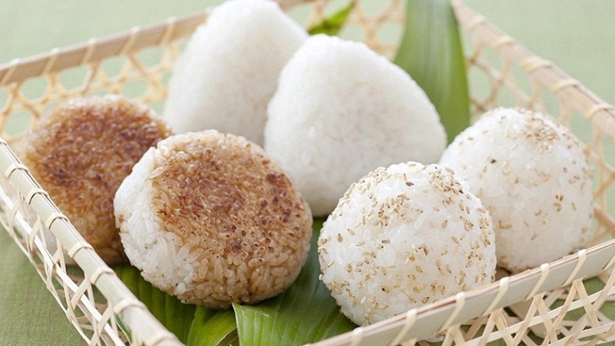 Cơm nắm với cá và súp lơ