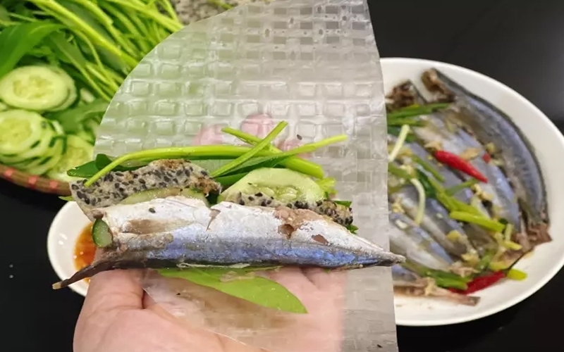 Cá nục hấp cuốn bánh tráng