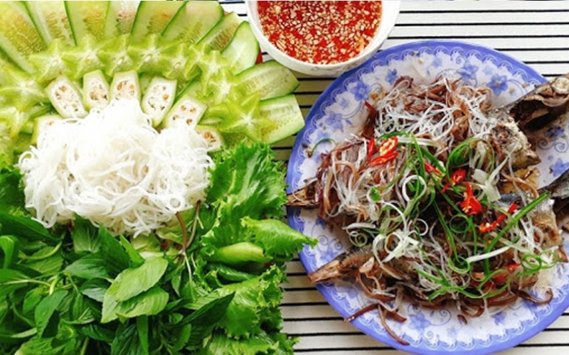 Cá nục hấp bún tàu