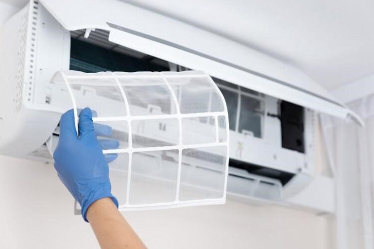 Vệ sinh tấm lưới lọc bụi của máy lạnh Sharp