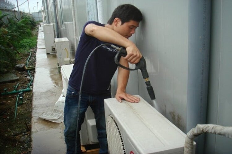 Xịt rửa cục nóng của máy lạnh