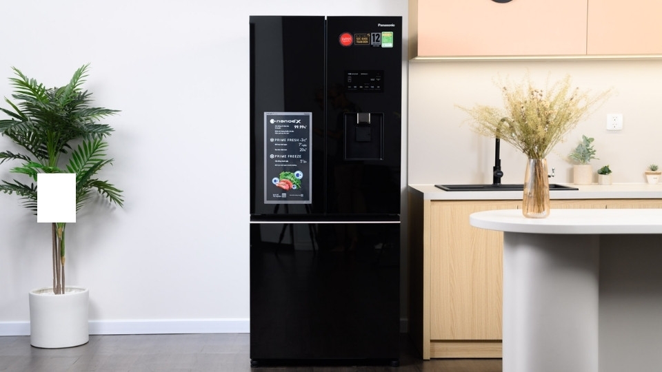 Tủ lạnh Panasonic có thiết kế mặt gương sang trọng