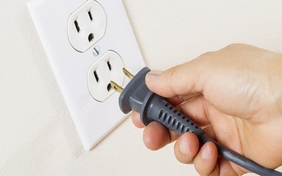 Rút cắm phích tủ lạnh ra khỏi ổ điện