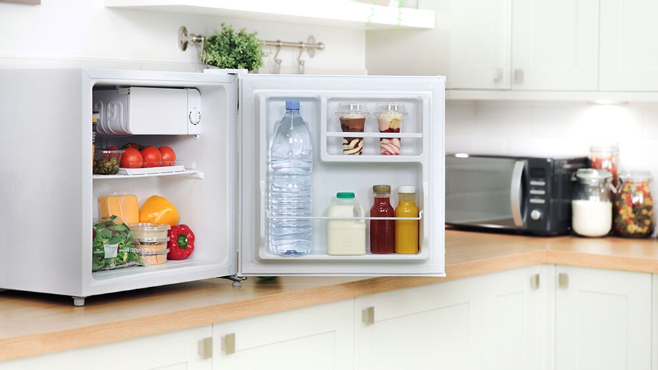 Tủ lạnh mini đã trở thành thiết bị quen thuộc của nhiều gia đình