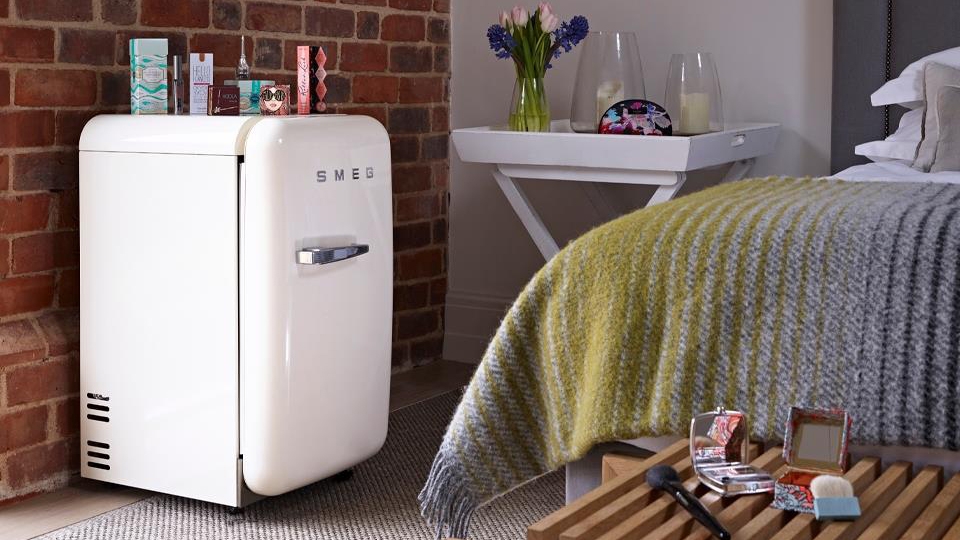 Tủ lạnh mini đặt trong phòng ngủ