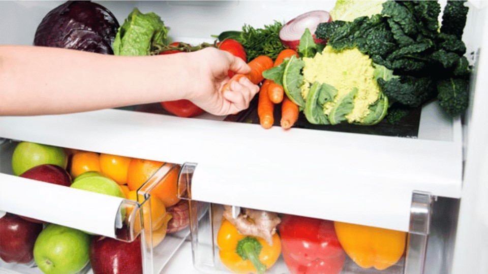 Sắp xếp thực phẩm trong tủ mát