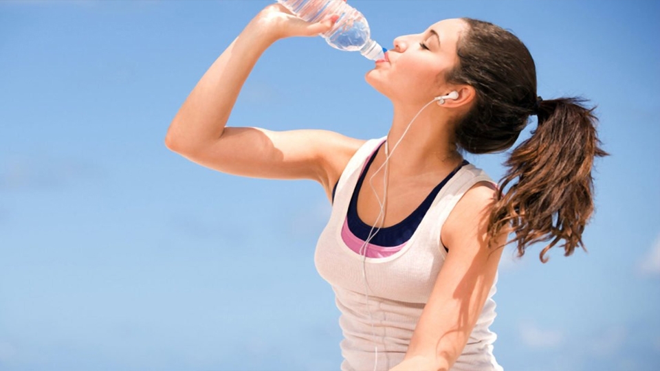 Uống nhiều nước lạnh một lần