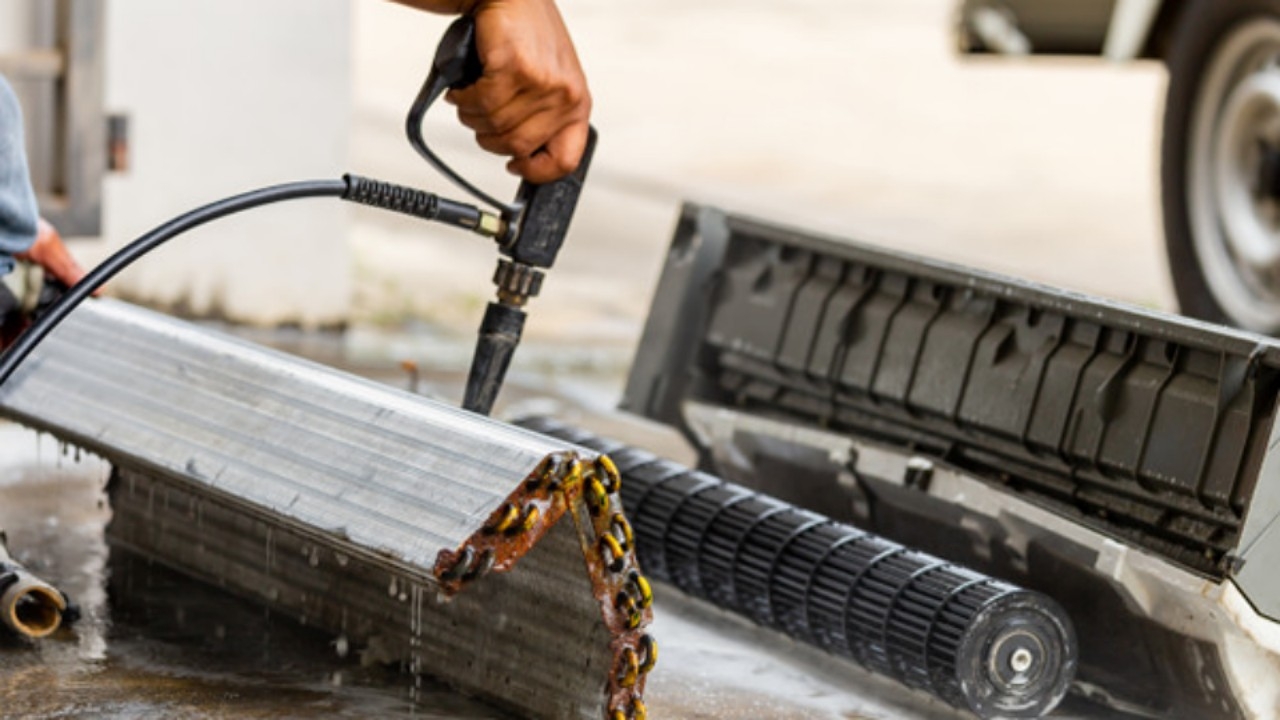 Vệ sinh các bộ phận của máy lạnh