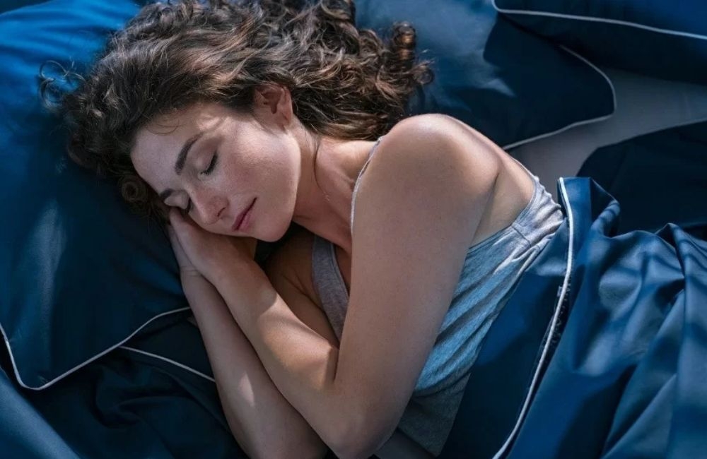 Nhắm mắt và khép lại một ngày dài mệt mỏi, chúc vợ ngủ ngon