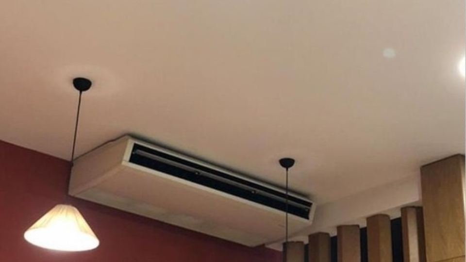 Điều hòa áp trần được thiết kế với hình dáng mảnh mai, tinh tế và được lắp đặt áp sát vào phía tường hoặc trên trần nhà